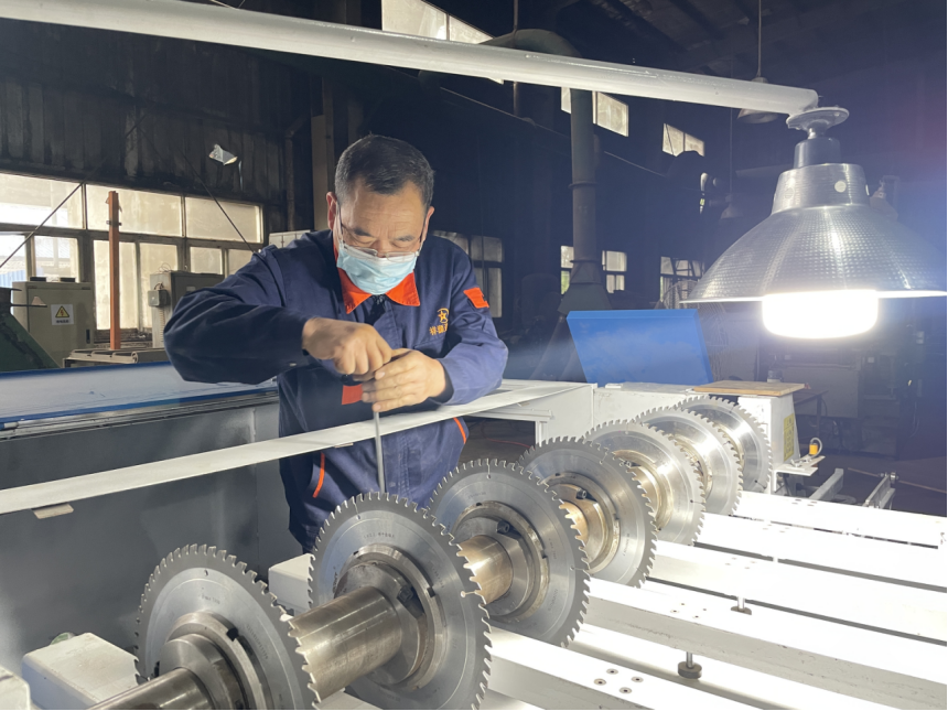 永林藍(lán)豹家居引進(jìn)新設(shè)備助力生產(chǎn)提質(zhì)增效