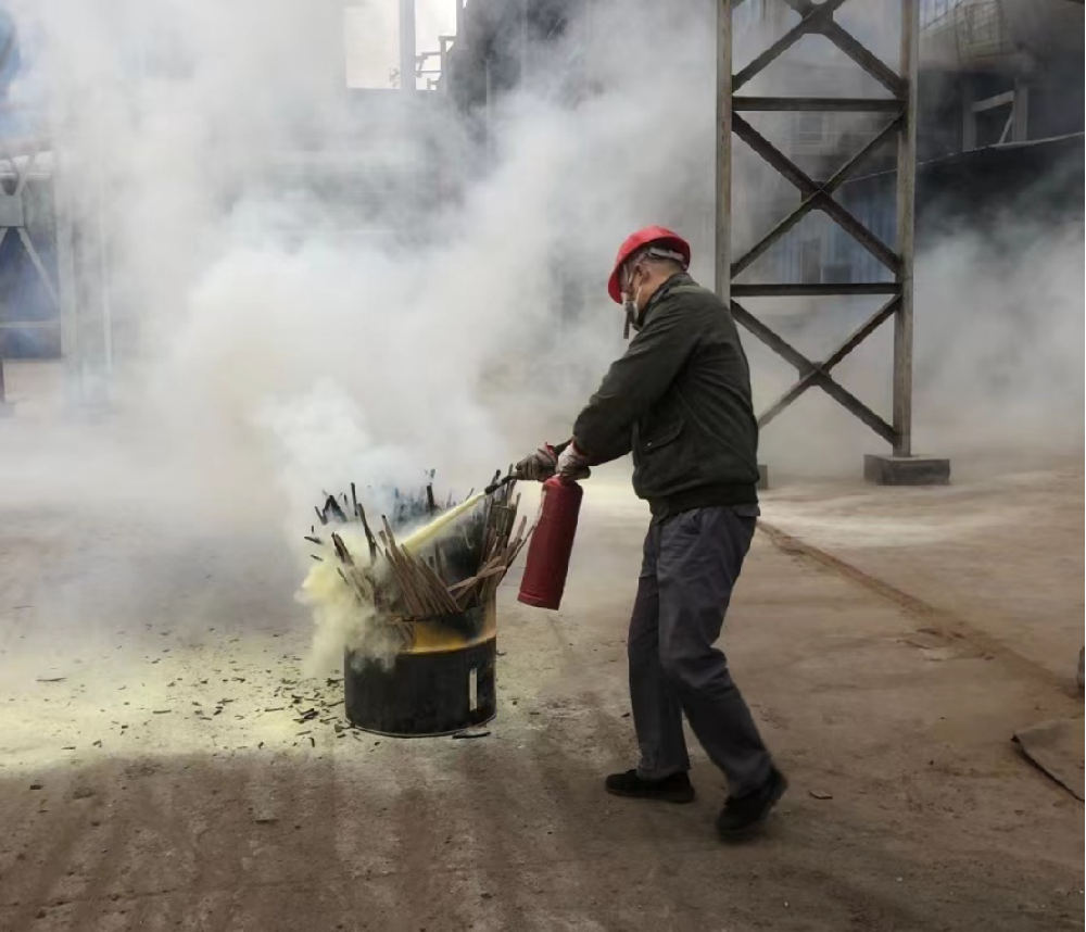 永安林業(yè)人造板廠開展“預(yù)防為主，防消結(jié)合”主題消防應(yīng)急演練