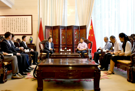 余紅輝拜訪中華人民共和國(guó)駐印尼特命全權(quán)大使陸慷，中國(guó)駐東盟使團(tuán)團(tuán)長(zhǎng)、特命全權(quán)大使侯艷琪