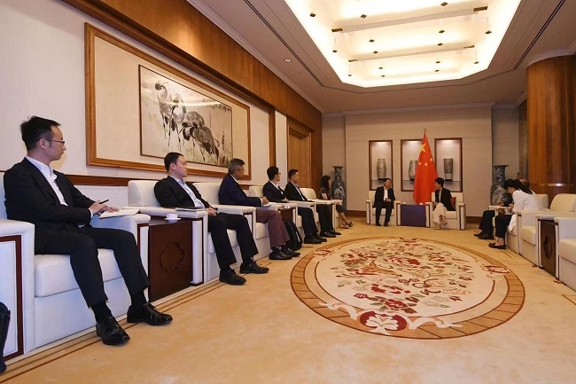 余紅輝拜會中華人民共和國駐新加坡特命全權(quán)大使孫海燕